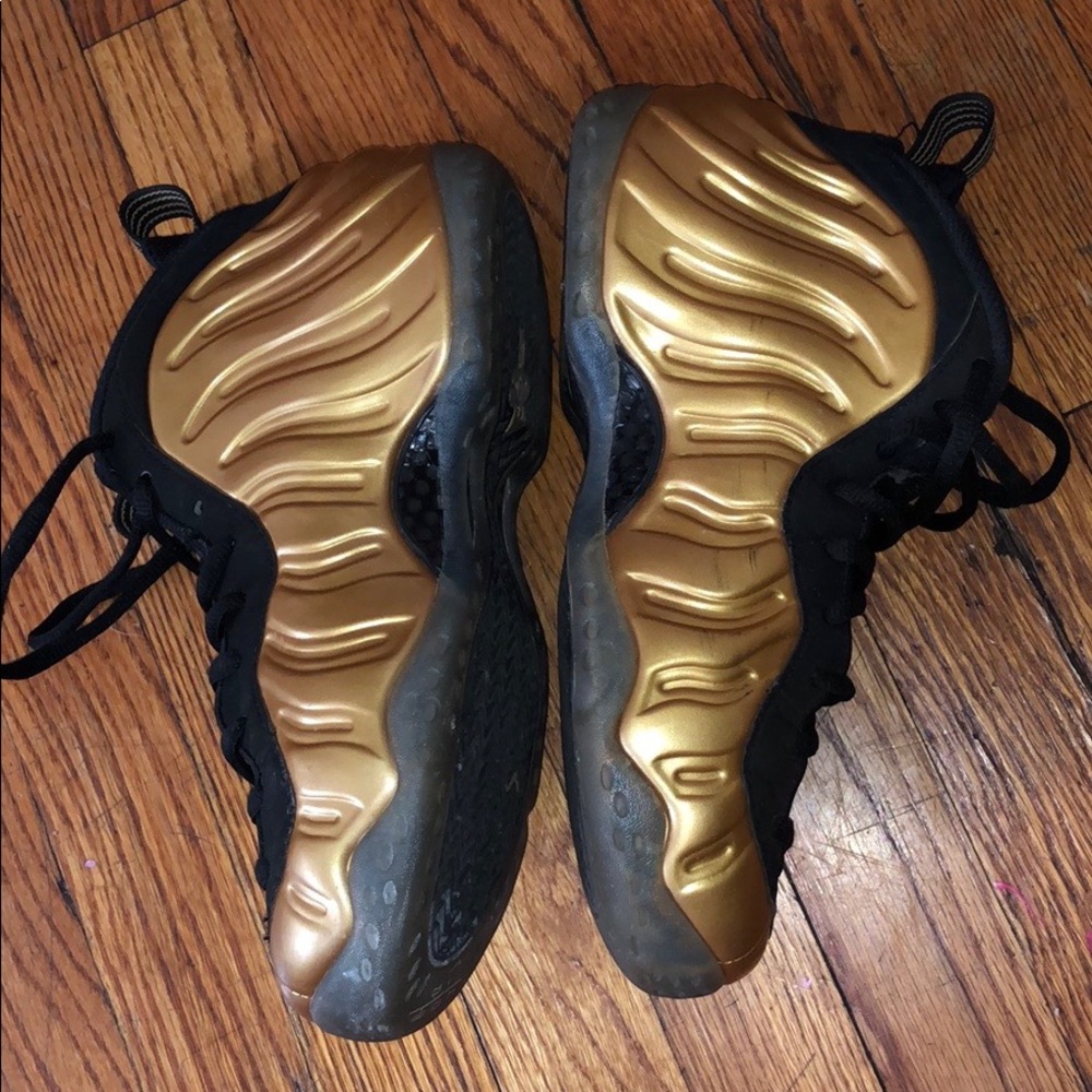 Gold foams